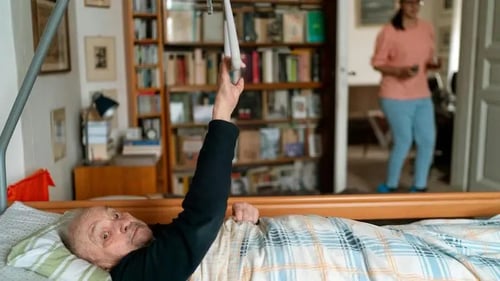  A skilled nurse attends to a home-bound patient. 
