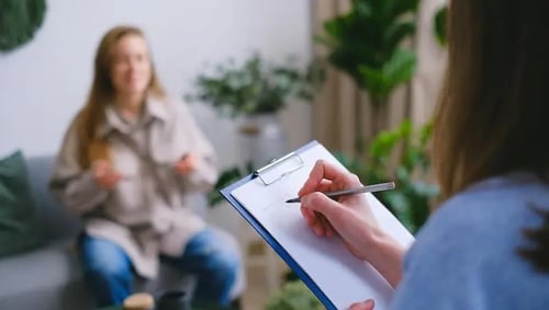 Clinician dealing with a dual diagnosis of IDD/MH.